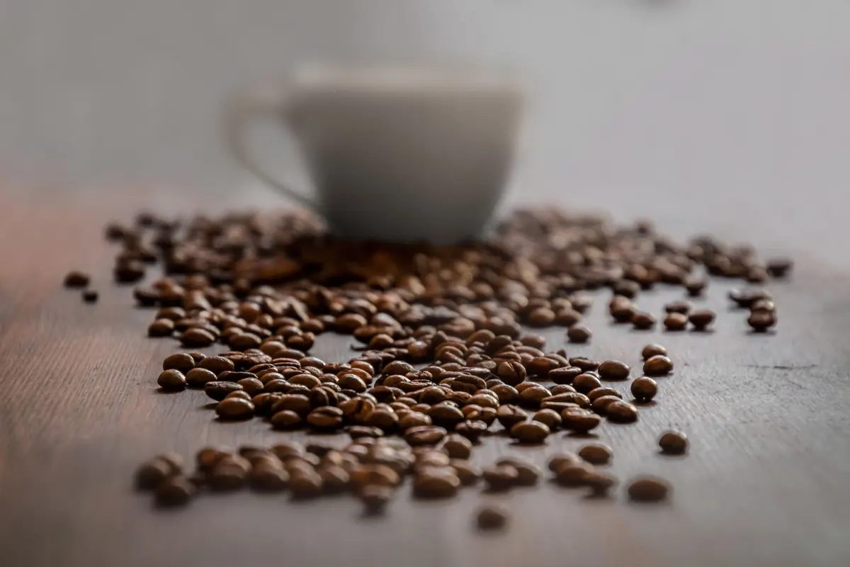 Grains de café et tasse, en illustration de « parfum des aisselles »