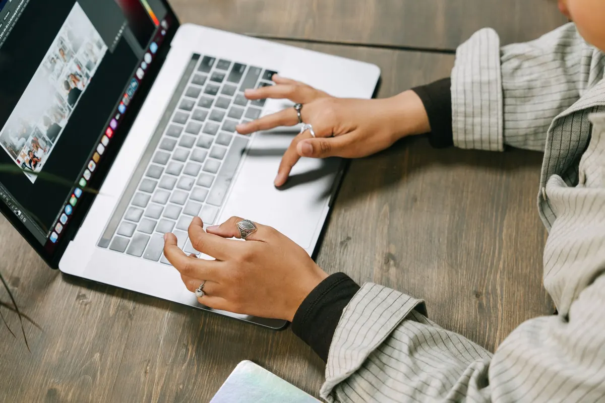 Mains sur un portable sur une table en bois, en illustration de « premier achat de culottes usagées »