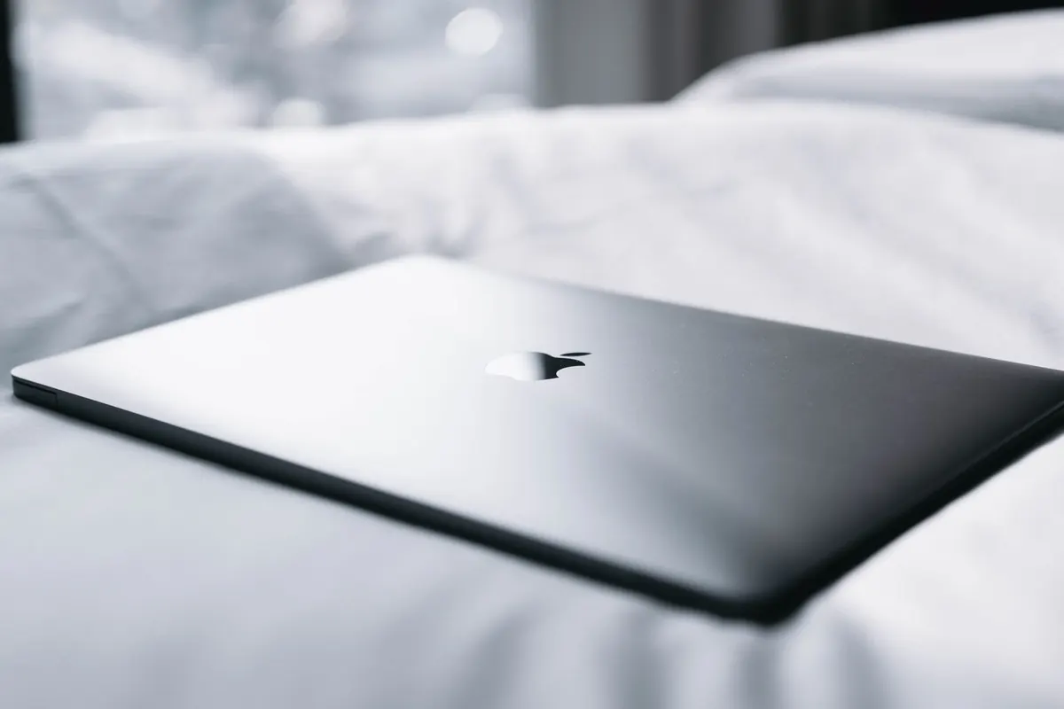 Ordinateur noir sur des draps blancs, en illustration de « profil privé de vendeuse »