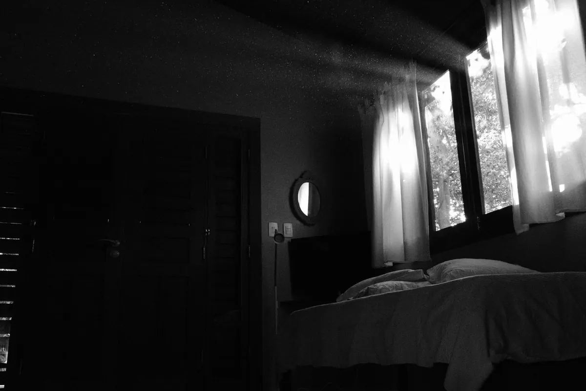 Chambre sombre aux rideaux clairs, en illustration de « relation acheteur vendeuse de culottes »