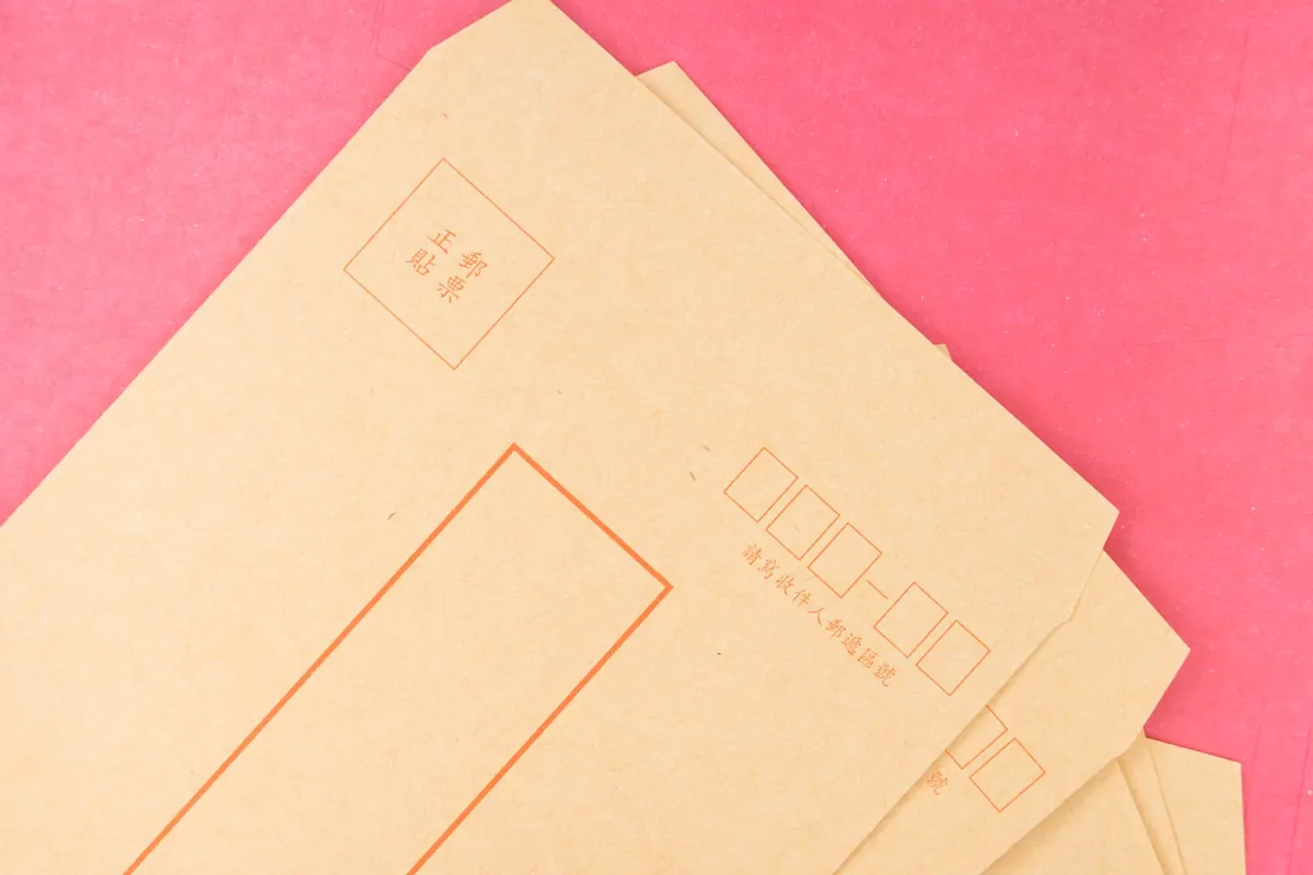 Enveloppes kraft sur fond rose, en illustration de « Sunniissu vendeuse de culottes »