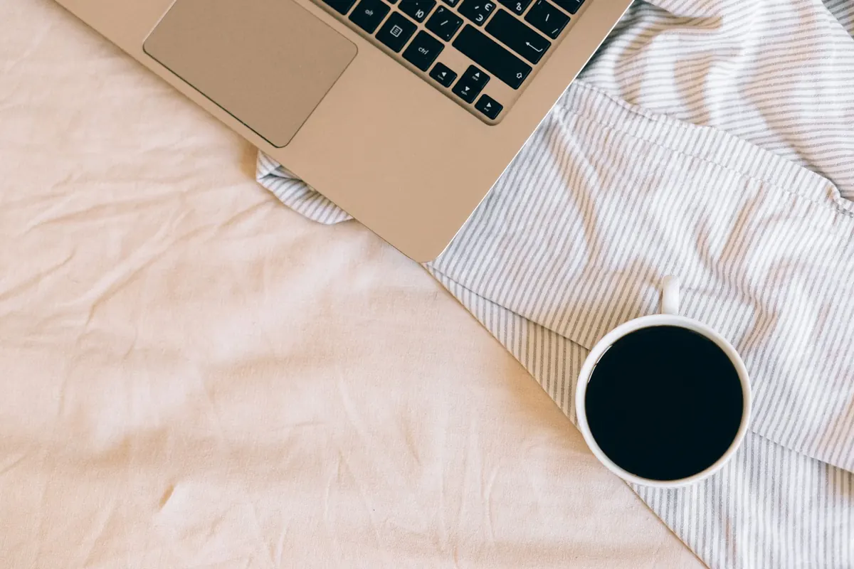 Ordinateur et café sur des draps, en illustration de « Sunniissu vendeuse de culottes »