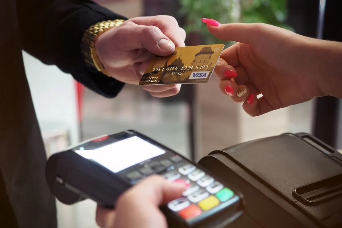 Paiement par carte de la main à la main, en illustration de « Sunniissu vendeuse de culottes »