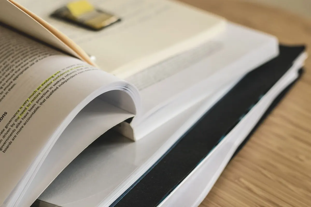 Livre ouvert surligné, en illustration de « vendre des culottes à temps plein »