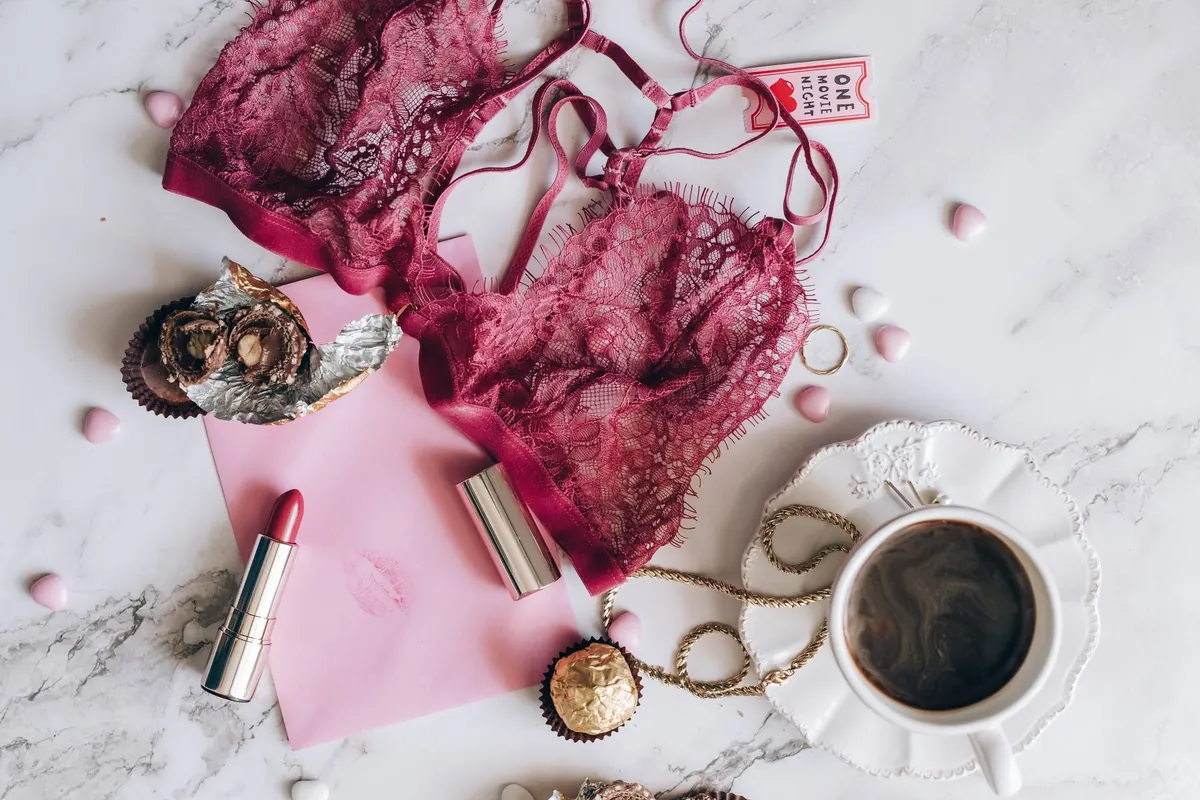 Bralette framboise et café, en illustration de « vendre des culottes avec une maladie chronique »