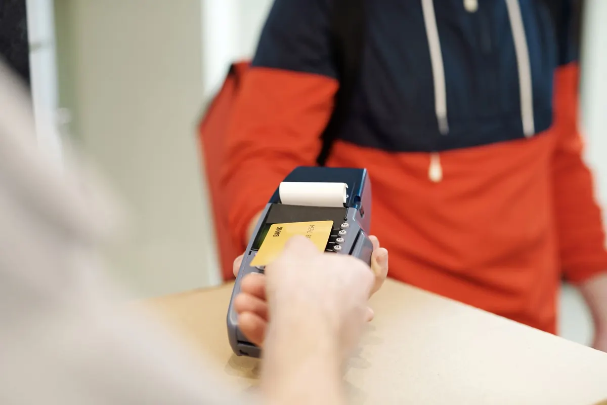 Paiement par carte au comptoir, en illustration de « vendre des culottes avec une maladie chronique »