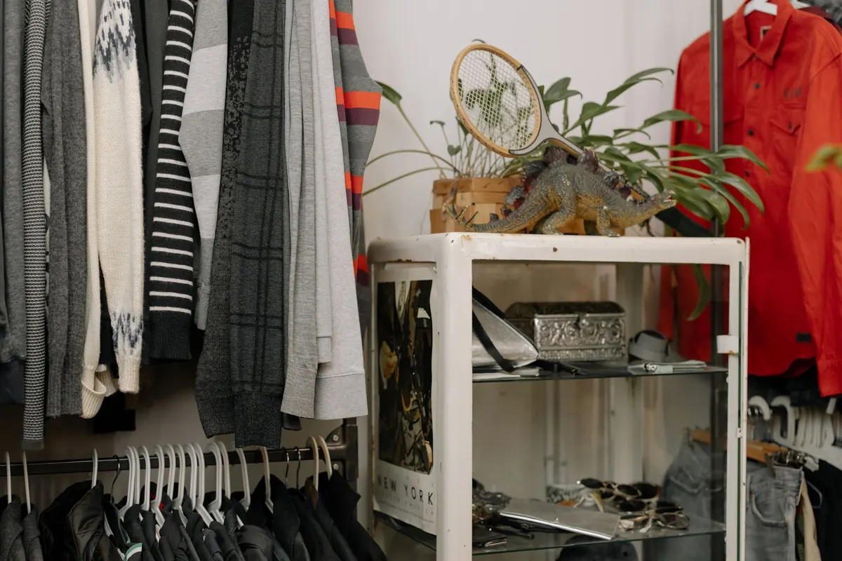 Boutique de seconde main, en illustration de « vendre des vêtements portés pour se reconstruire »