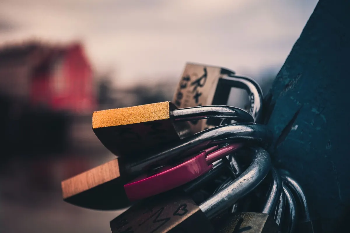 Cadenas, en illustration de « vendre des vêtements portés pour se reconstruire »