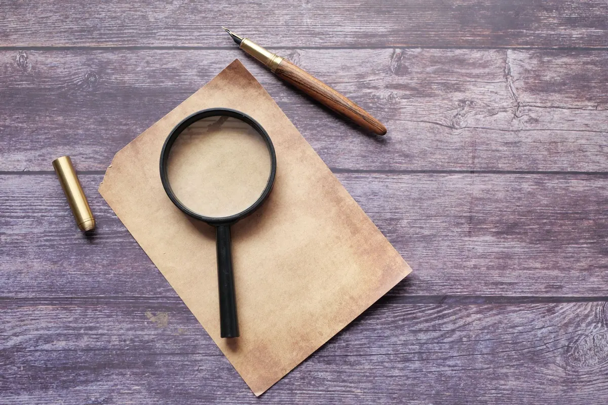 Loupe sur du papier kraft, en illustration de « ce que les vendeuses attendent des acheteurs »