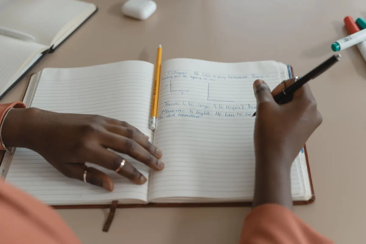 Prise de notes dans un carnet ligné, en illustration de « conseils d'une vendeuse expérimentée »