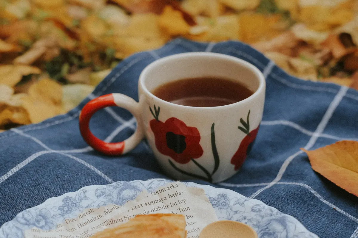 Tasse de thé sur une nappe à carreaux, en illustration de « conseils d'une vendeuse expérimentée »