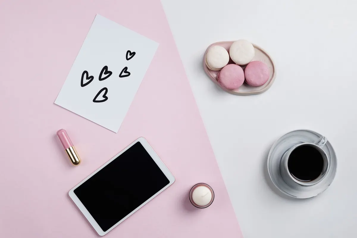 Carte, tablette et café sur fond rose, image d'illustration : conseils pour acheteur de culottes