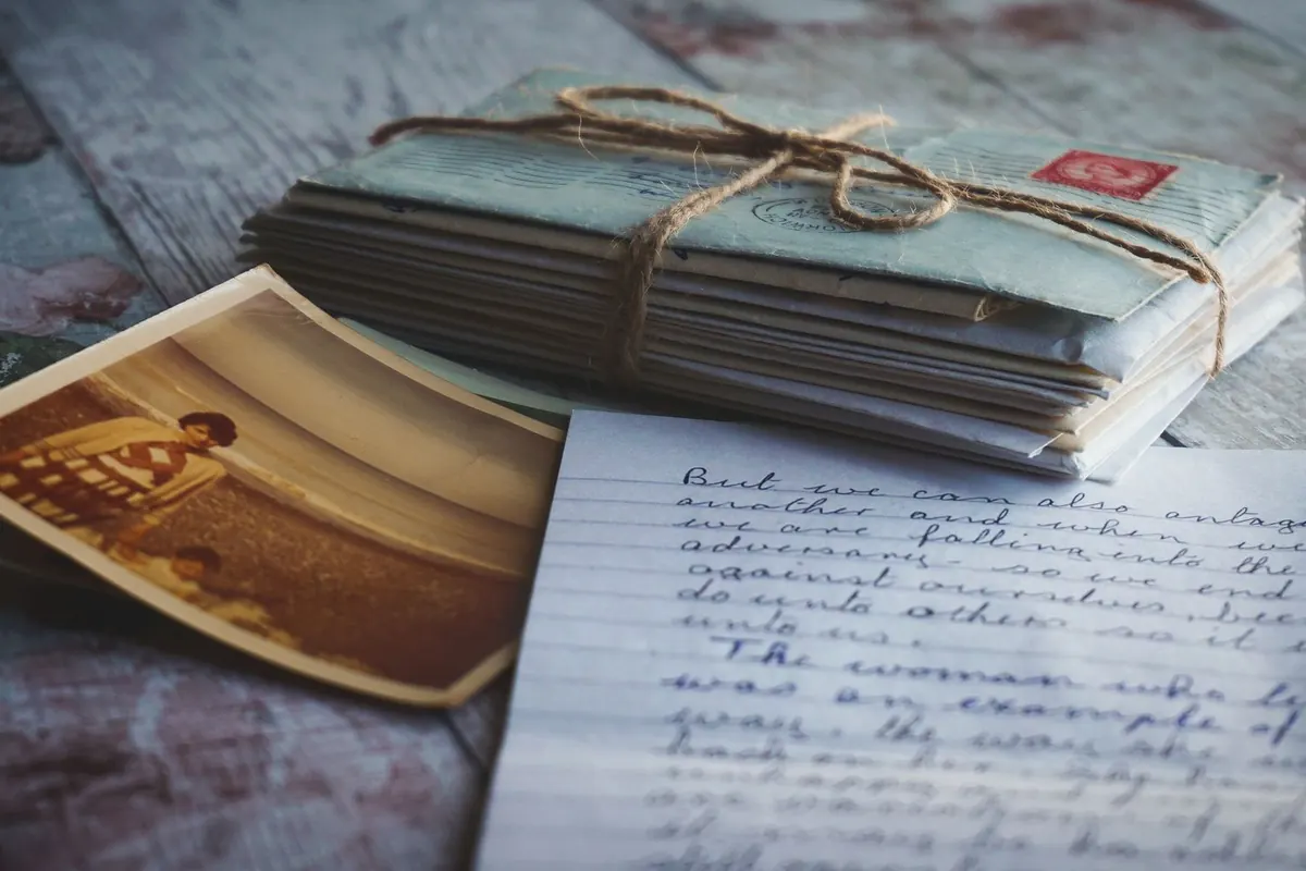 Lettres anciennes ficelées, en illustration de « conseils pour acheteur de culottes »