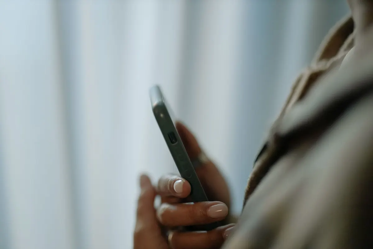 Main tenant un téléphone, en illustration de « conseils pour acheteur de culottes »