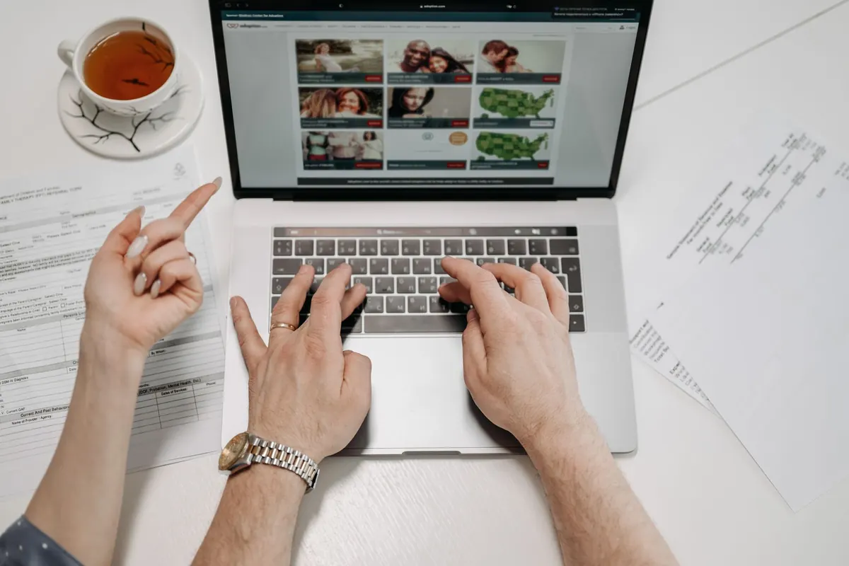 Mains sur un clavier d'ordinateur, en illustration de « démarrer son activité de vente de culottes »