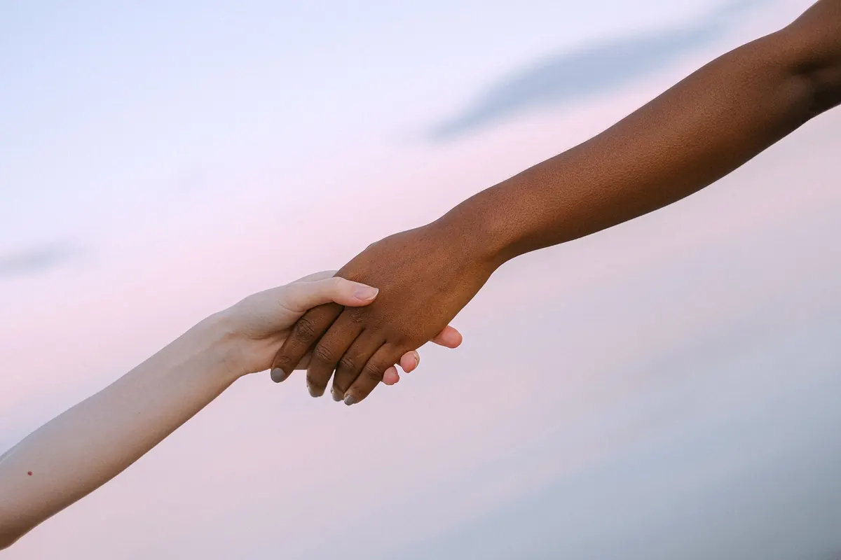 Deux mains qui se rejoignent, en illustration de « devenir une vendeuse de confiance »