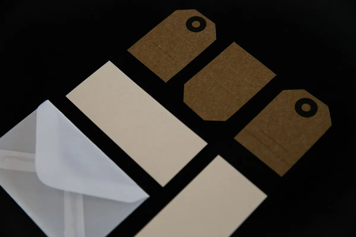 Étiquettes et enveloppes kraft, en illustration de « devenir une vendeuse de confiance »