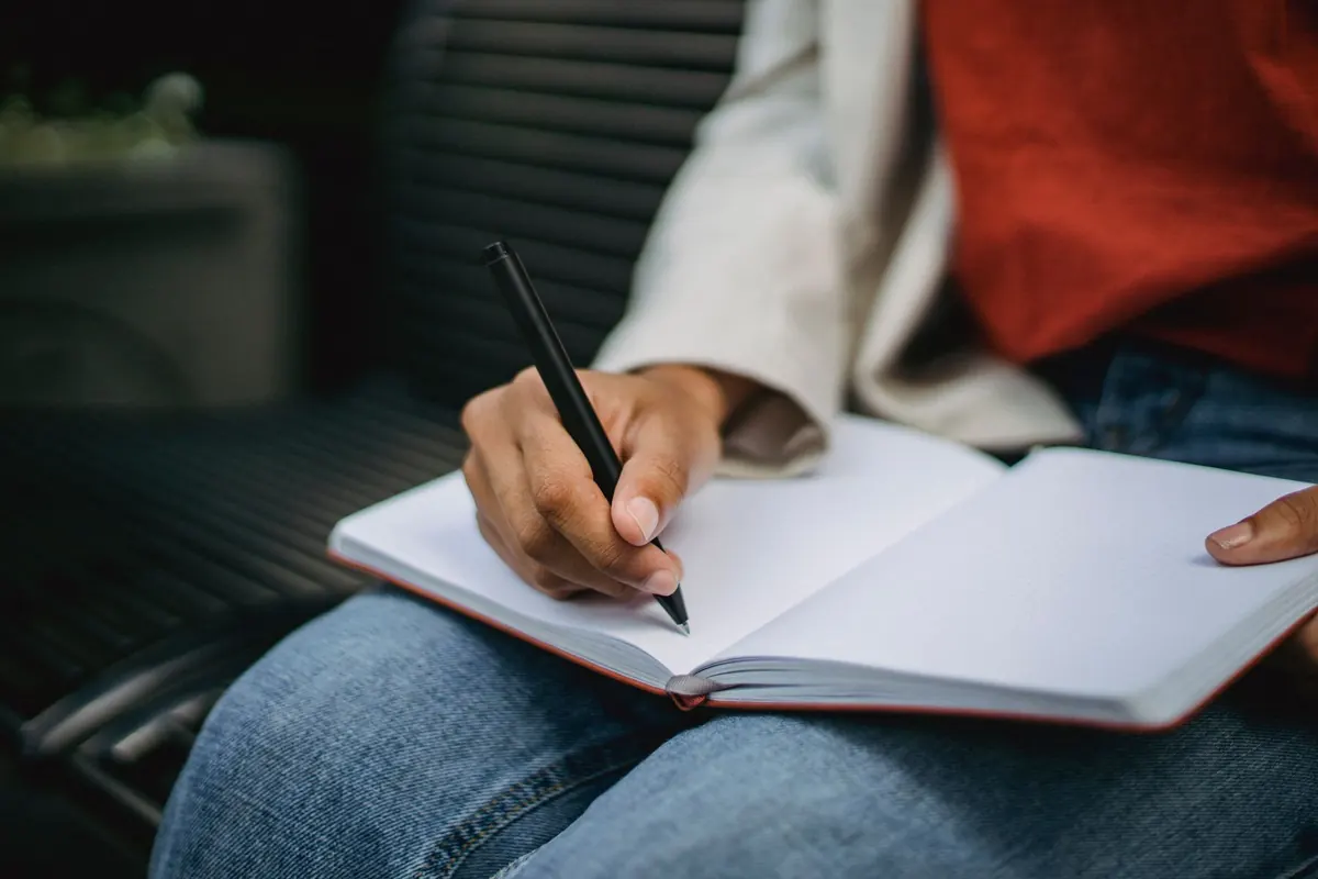 Carnet posé sur les genoux, en illustration de « entretien avec un acheteur de culotte »