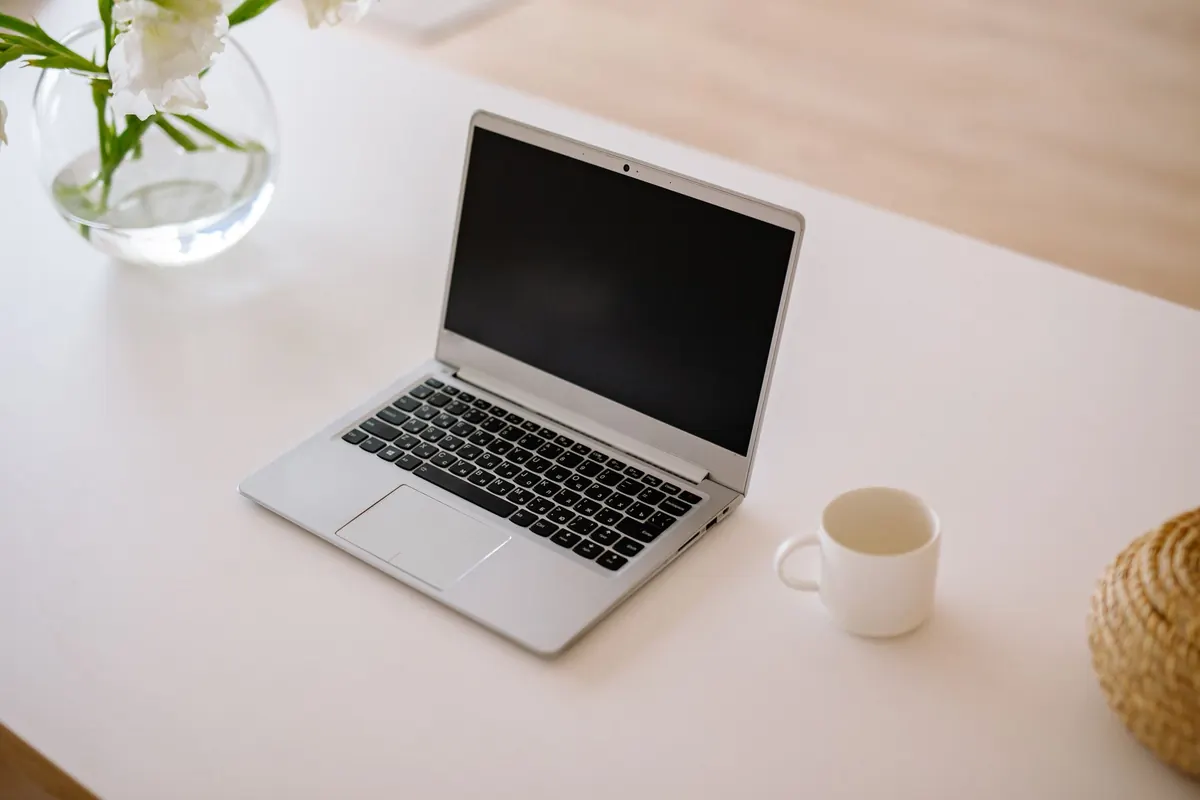 Ordinateur portable et tasse, en illustration de « entretien avec un acheteur de culotte »
