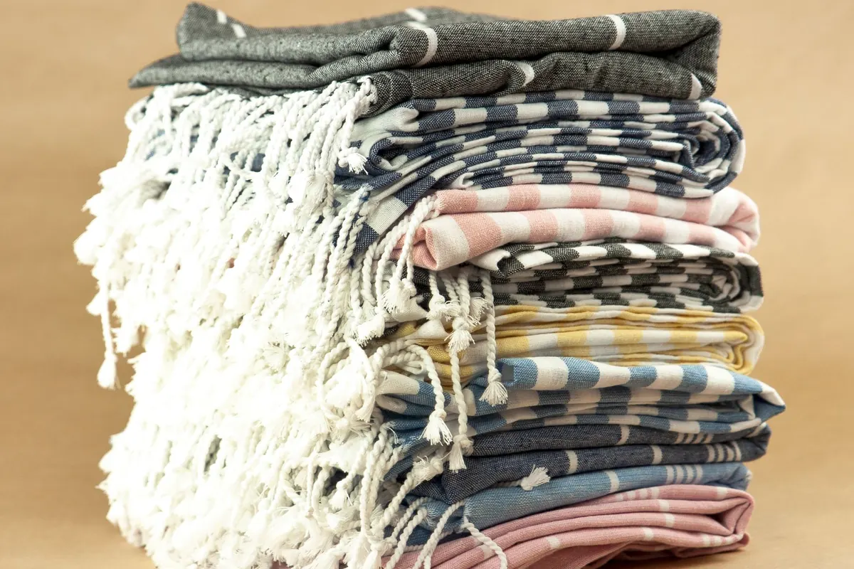 Pile de serviettes en coton, en illustration de « entretien avec un acheteur de culotte »