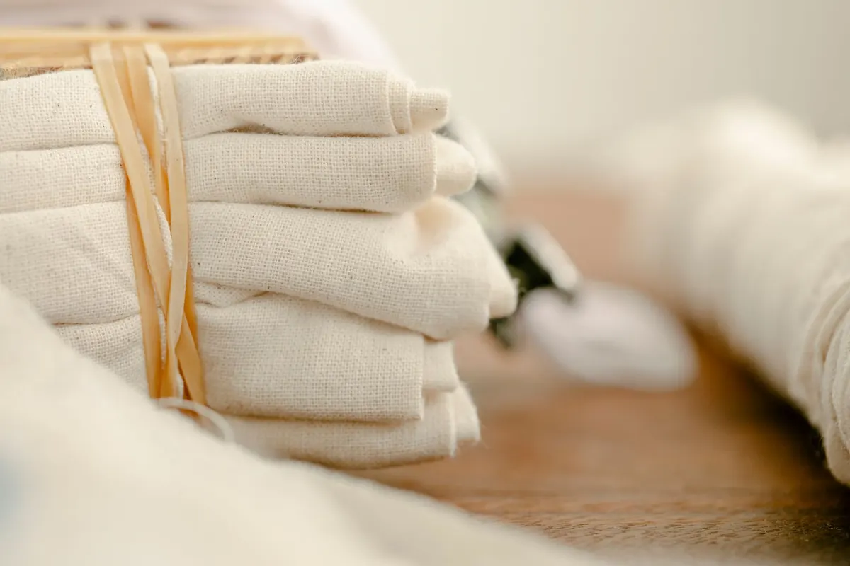 Linge blanc noué d'une ficelle, en illustration de « envoyer des culottes au Royaume-Uni »