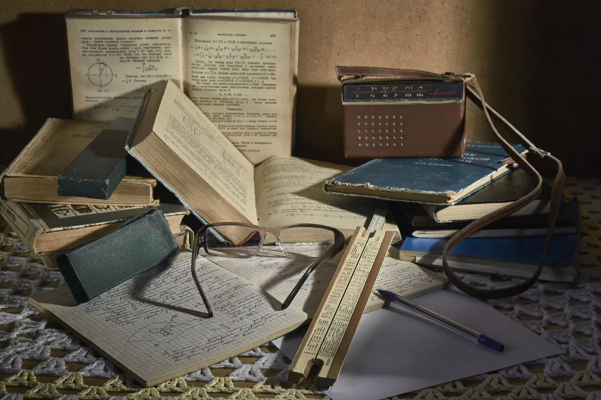 Livres et documents sur un bureau, en illustration de « état d'esprit vendeuse de culottes »