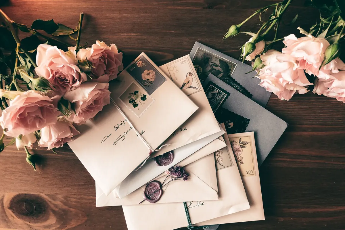 Lettres et roses, en illustration de « expédier des chaussures portées »