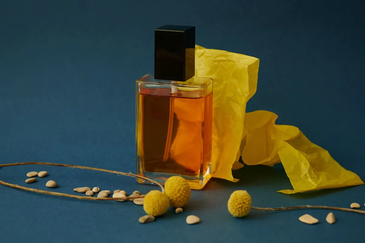 Flacon de parfum et ruban jaune, en illustration de « fétichisme des pieds chez la femme »
