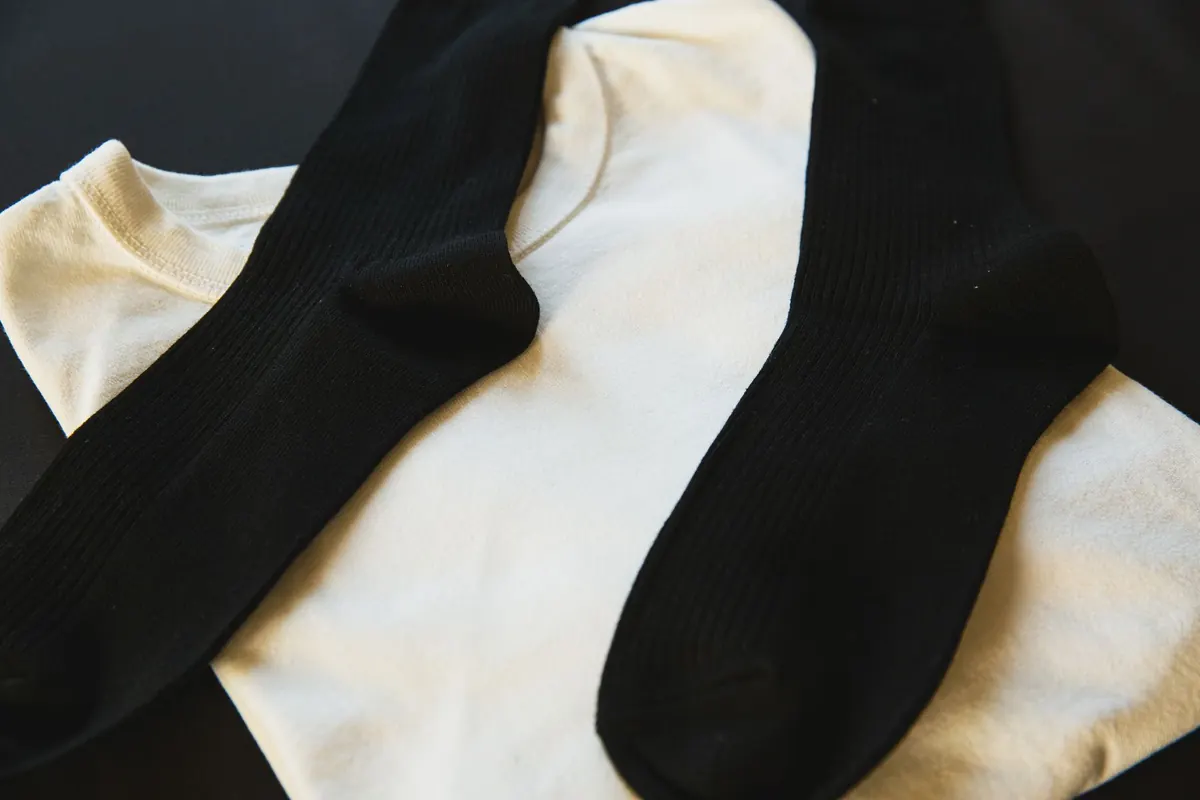 Collants noirs et t-shirt blanc, en illustration de « fétichiste des collants »