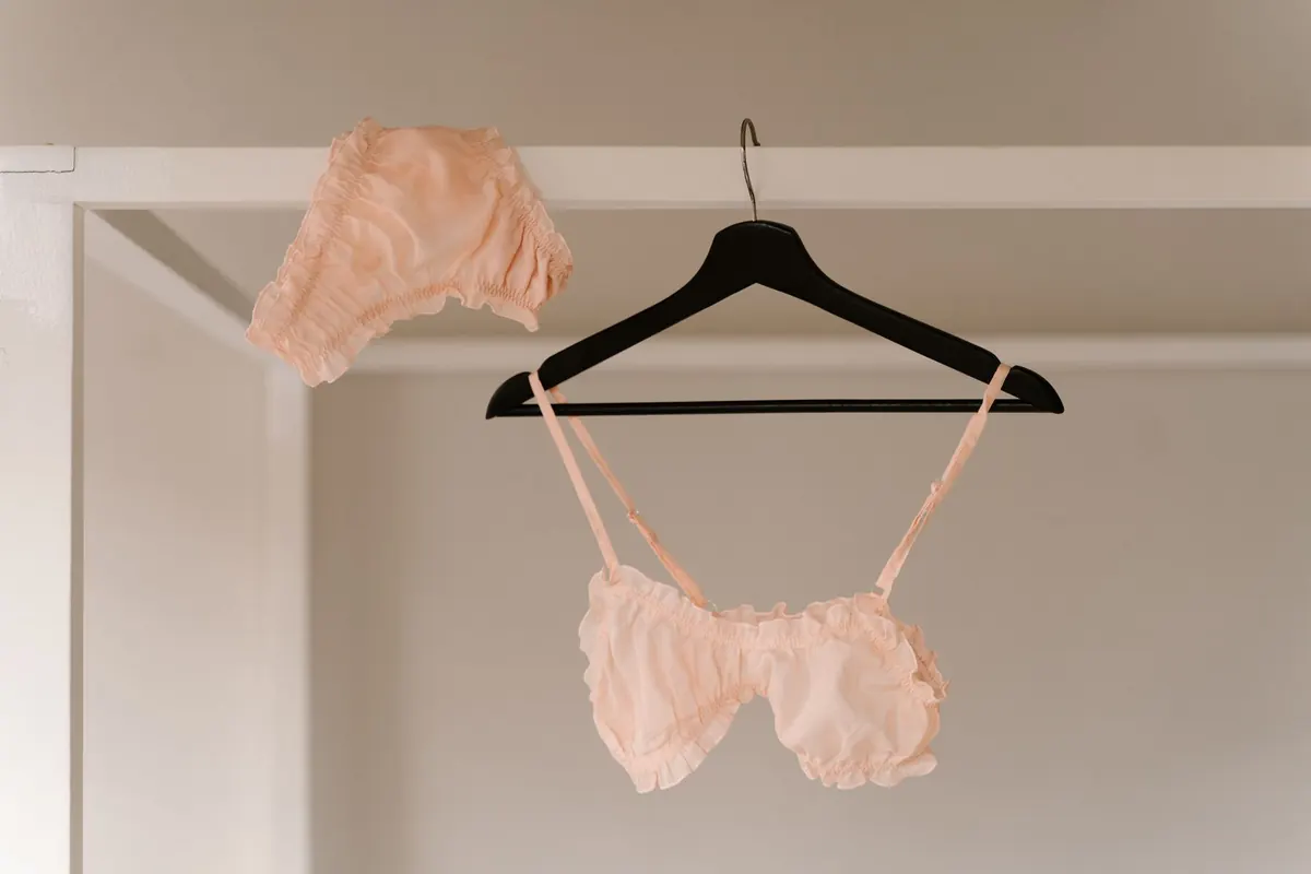 Lingerie rose sur un cintre, en illustration de « fétichiste des collants »