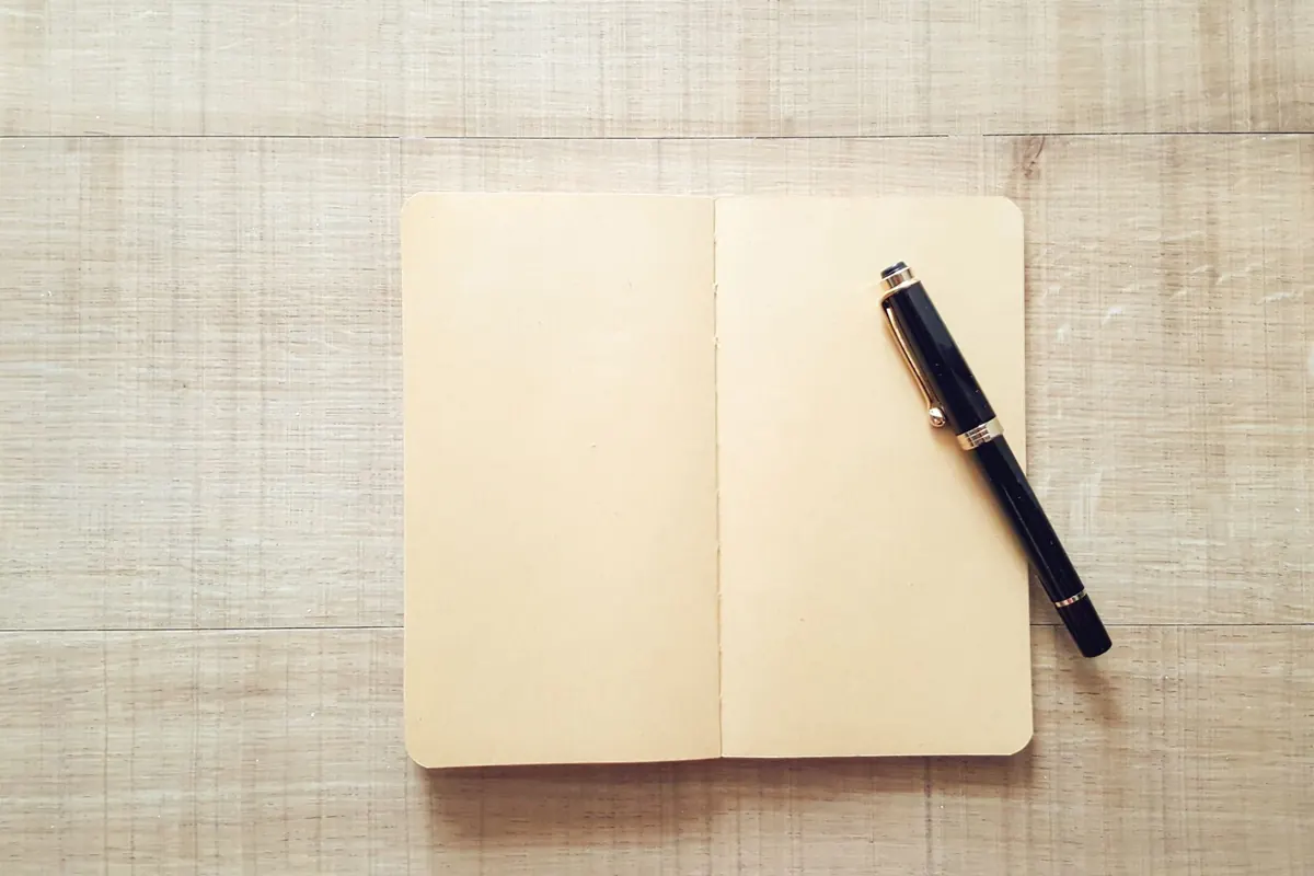 Carnet ouvert et stylo plume, en illustration de « Miss-Lillyxxx interview »