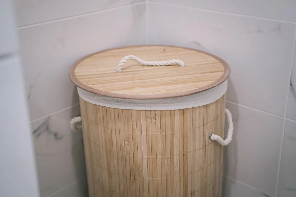 Panier à linge en bambou, en illustration de « pertes vaginales et culotte »