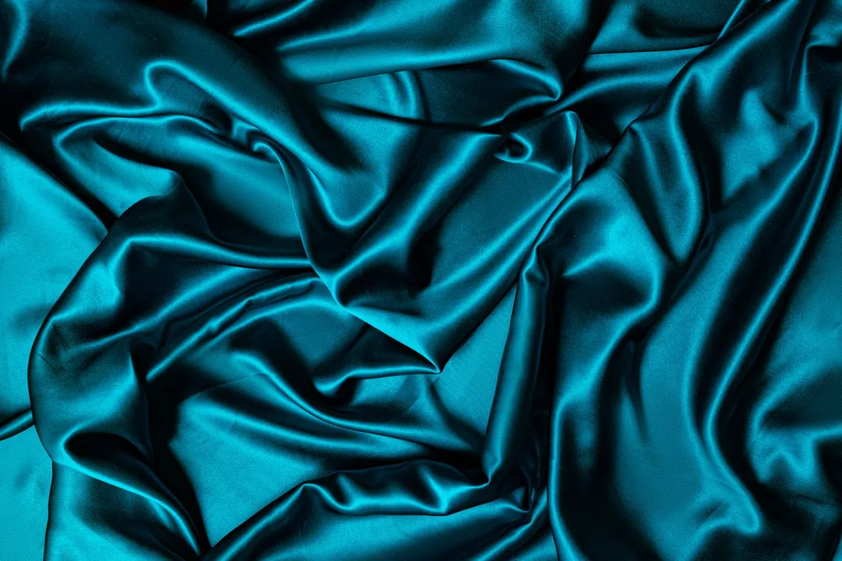 Satin bleu canard, en illustration de « pertes vaginales et culotte »
