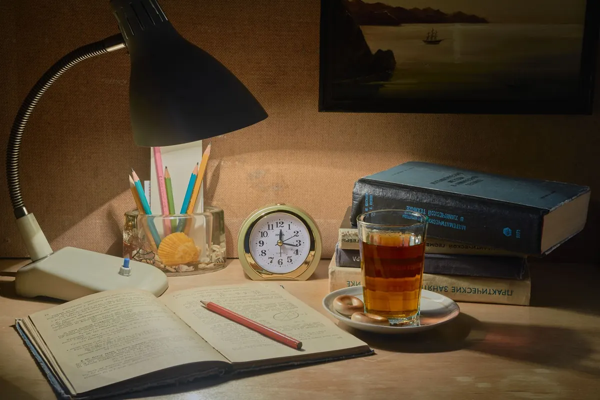 Bureau avec lampe et réveil, en illustration de « Renee Ritz vendeuse »