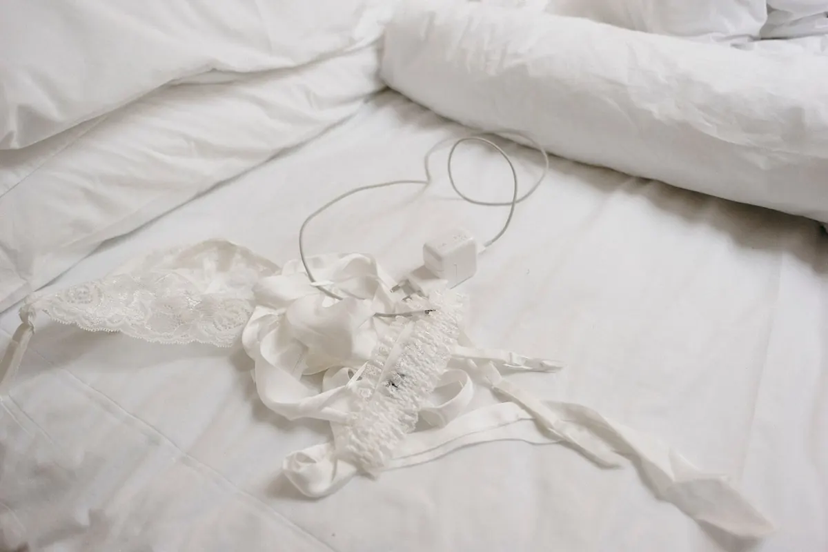 Lingerie blanche sur un drap, en illustration de « réseautage vendeuse de culottes »