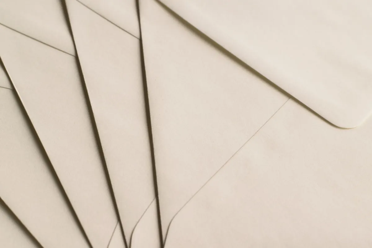 Enveloppes crème, en illustration de « revenu passif contenu numérique »