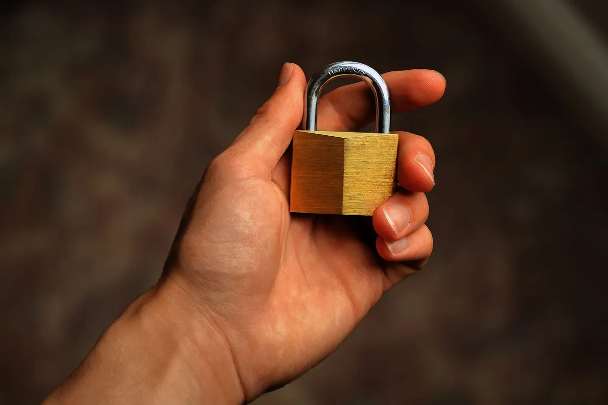 Main tenant un cadenas, en illustration de « vendeuses de culottes de la génération Z »