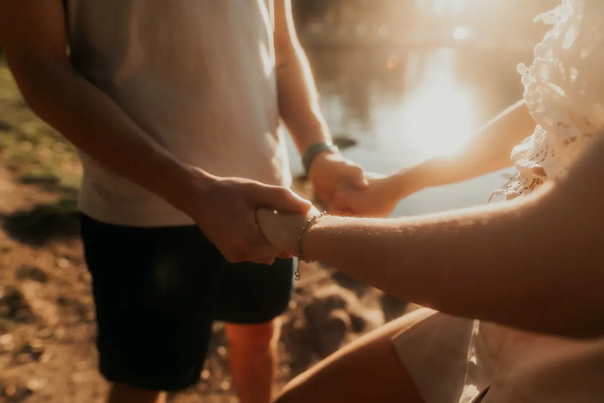 Mains jointes dans la lumière, en illustration de « vendre des culottes en couple »