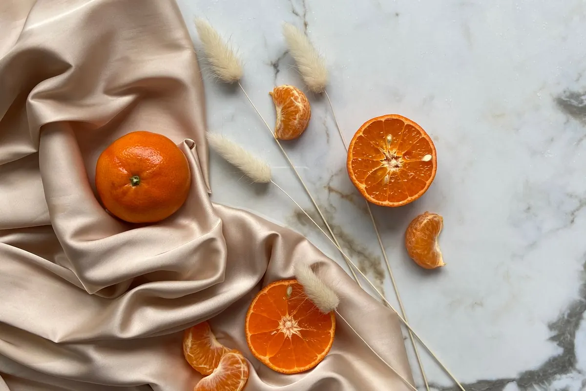 Satin et oranges, en illustration de « vendre des culottes en couple »
