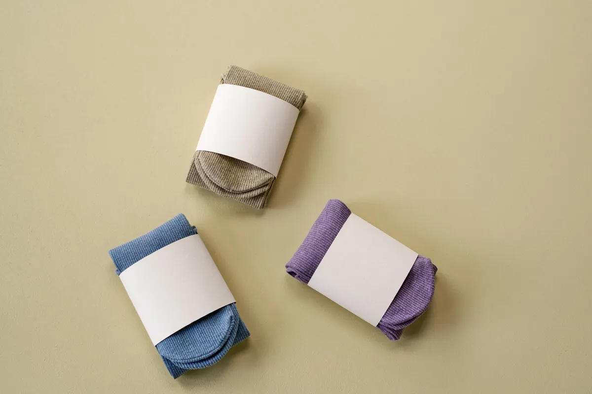 Chaussettes emballées sous bande de papier, en illustration de « vendre des culottes en prison »