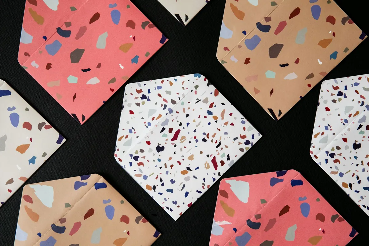 Enveloppes à motifs terrazzo, en illustration de « vendre des culottes en prison »