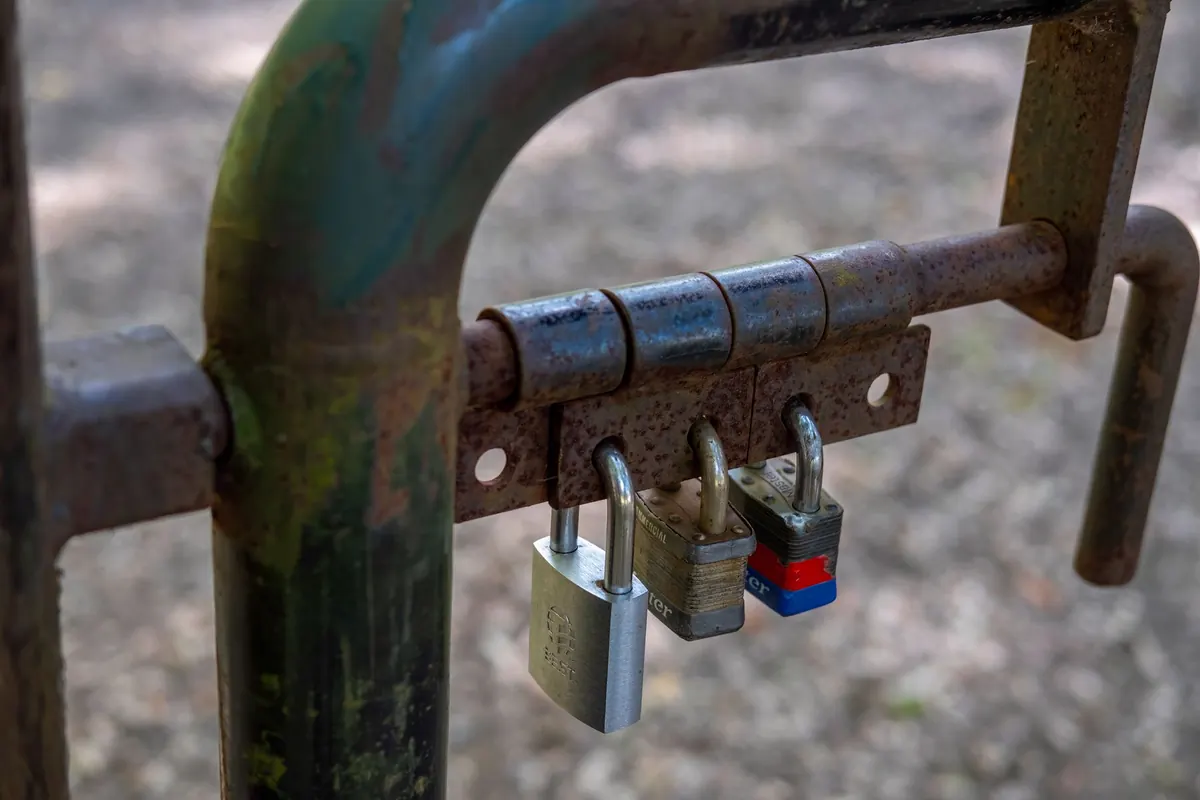 Cadenas sur une barrière, en illustration de « vendre des culottes quand on est étudiante »