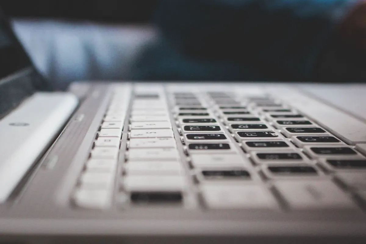 Clavier d'ordinateur en gros plan, en illustration de « vendre des culottes quand on est étudiante »
