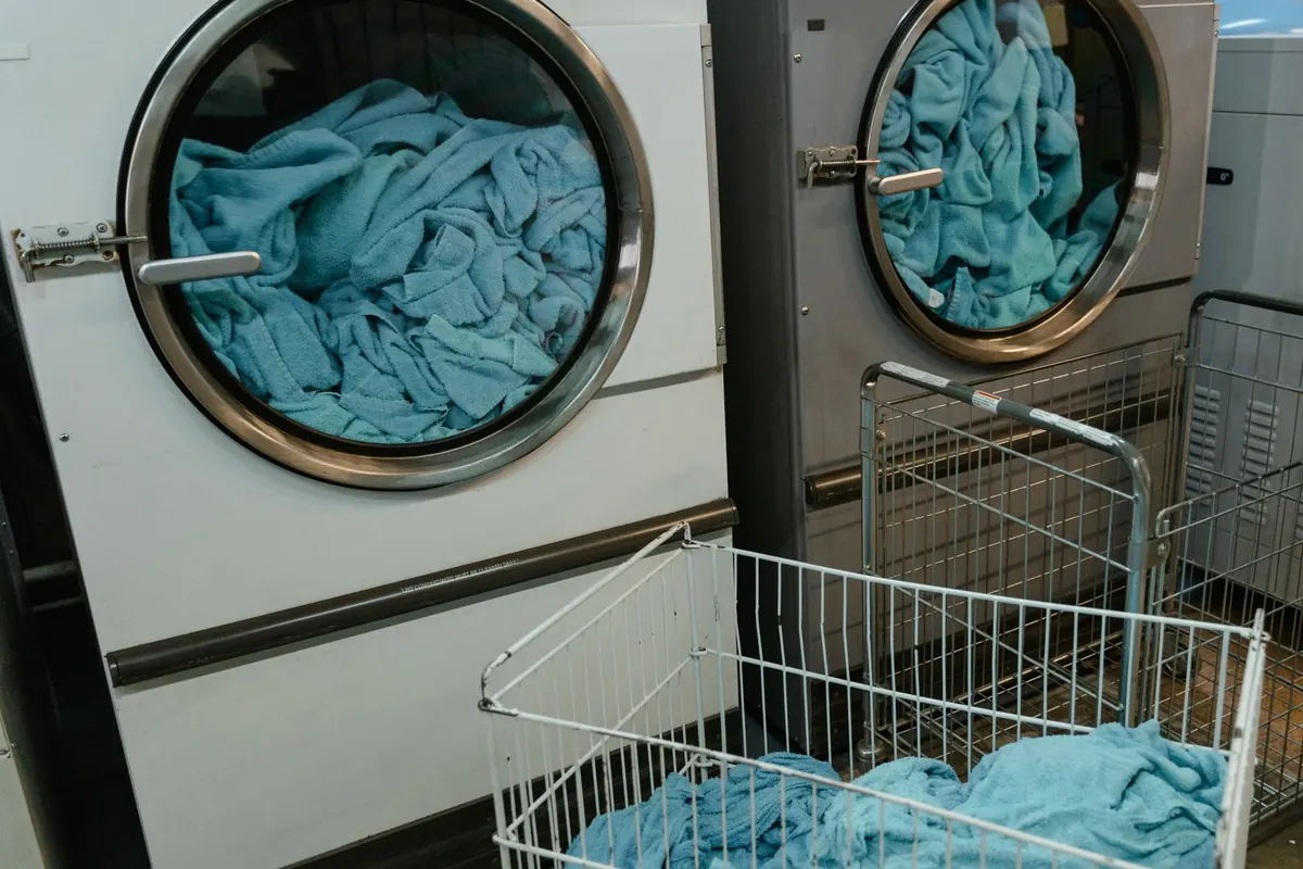 Machines à laver d'une laverie, en illustration de « vendre des culottes quand on est étudiante »