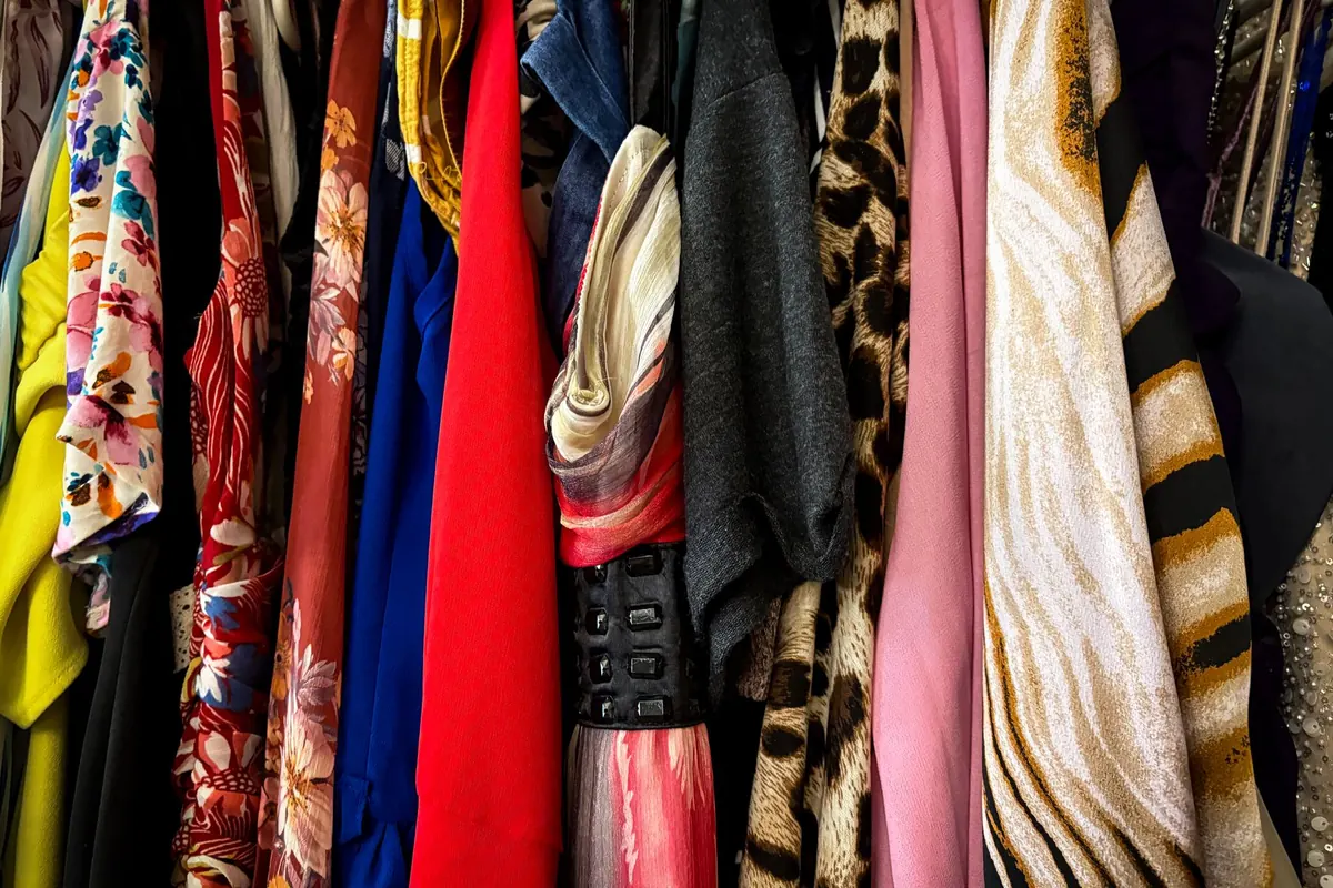 Vêtements colorés suspendus, en illustration de « vendre des sous-vêtements d'occasion pour hommes »