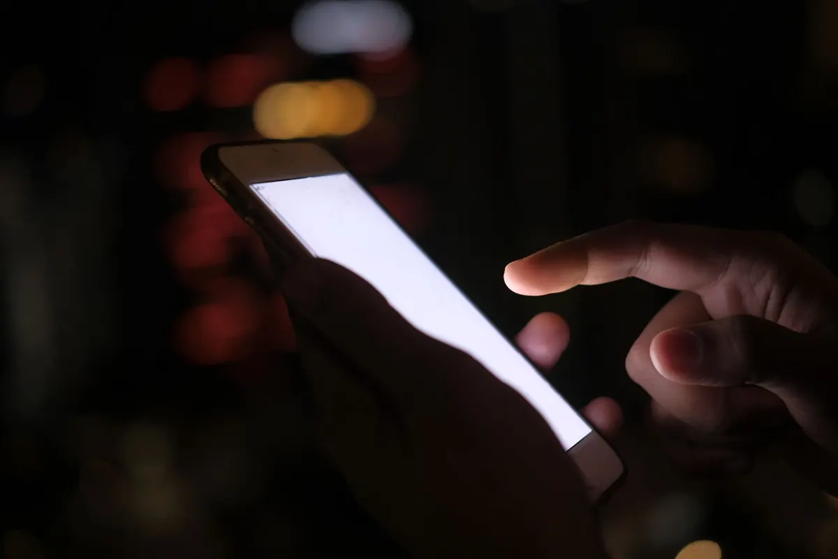 Téléphone dans la pénombre, en illustration de « choses à savoir sur la vente de culottes en ligne »