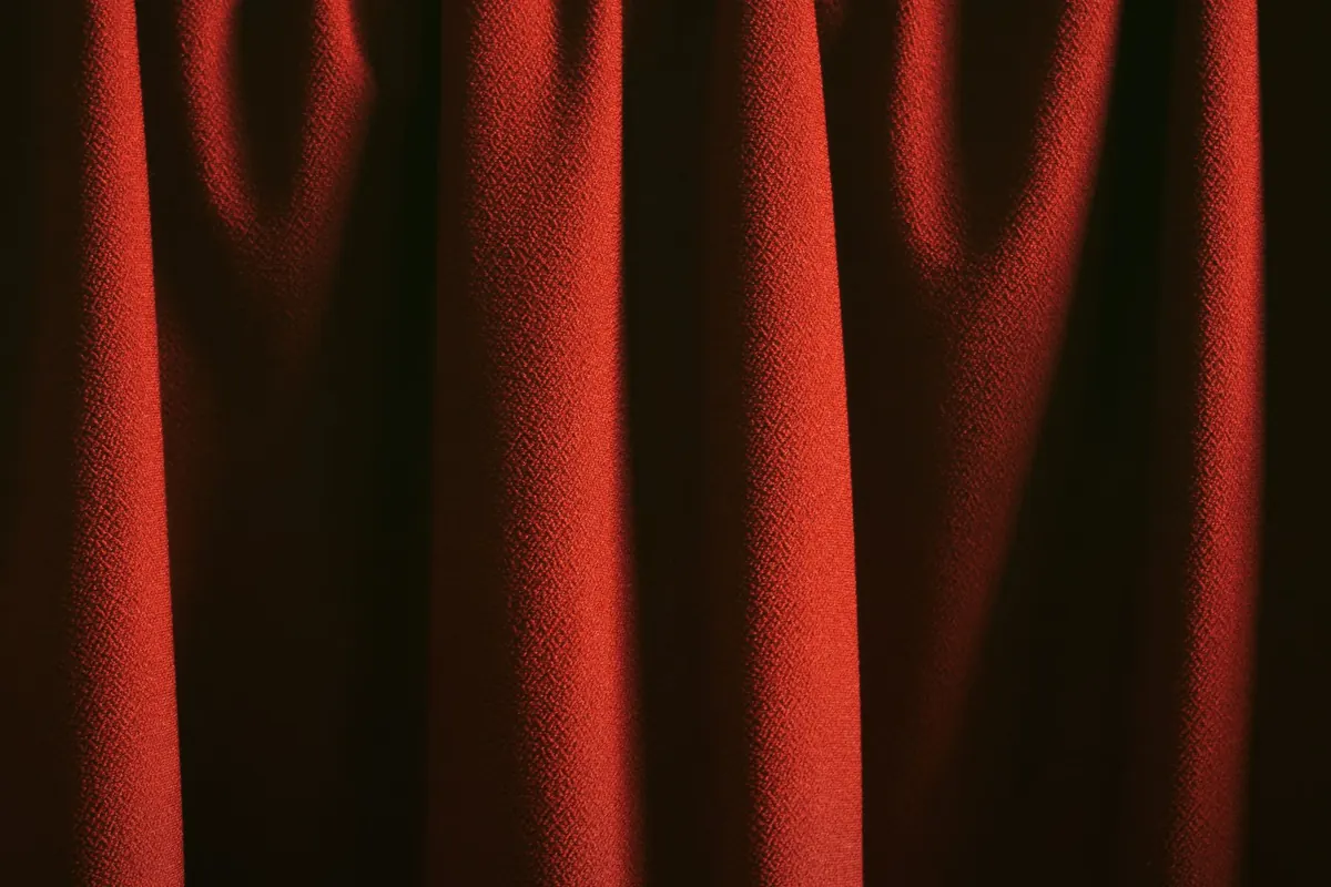 Rideau rouge, en illustration de « pourquoi vendre des culottes usagées »