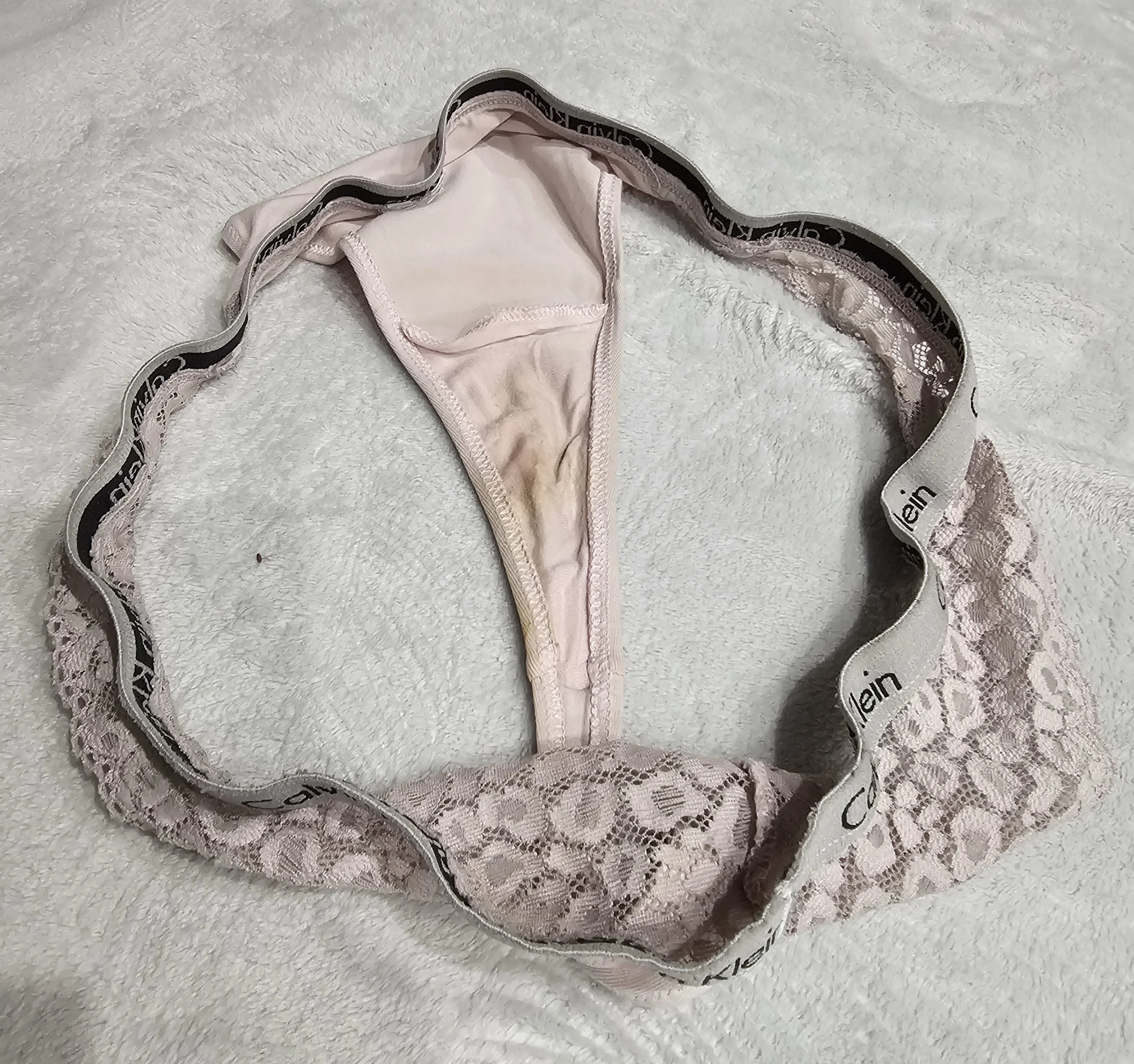 Ensemble string et brassière dentelle rose Calvin Klein. – Image 3