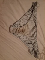 Culotte blanche a points noirs , mouillée et odorante