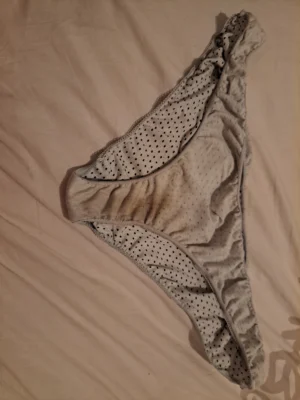 Culotte blanche a points noirs , mouillée et odorante